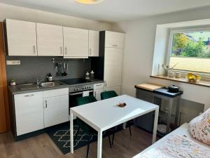 Kuchyňa alebo kuchynka v ubytovaní Helle Ferienwohnung Saunahaus