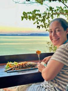 een vrouw met een vork en een bord eten bij Zona de Piratas 