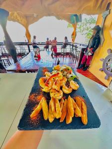 um prato de comida sentado numa mesa num barco em Zona de Piratas 