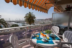 een tafel op een balkon met uitzicht op een haven bij Résidence Le Diplomat - Studio pour 3 Personnes 894 in Menton