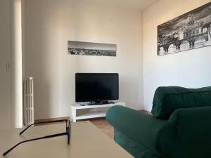 un soggiorno con divano e TV di Appartamento vista lago a Bracciano