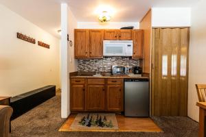 Kuchyň nebo kuchyňský kout v ubytování Cozy Studio w/Kitchenette and Balcony #212 at Donner Lake Village