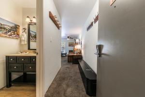 Fotografie z fotogalerie ubytování Cozy Studio w/Kitchenette and Balcony #212 at Donner Lake Village v destinaci Truckee