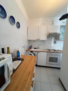 eine Küche mit weißen Geräten und blauen Platten an der Wand in der Unterkunft La casa di Alberto in Riva Ligure