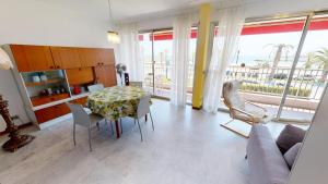 - une cuisine et une salle à manger avec une table et des chaises dans l'établissement Résidence Le Marly - Studio pour 4 Personnes 344, à Menton