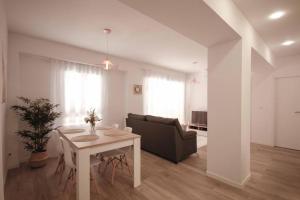 a living room with a table and a couch at Precioso apartamento a 10 min de la playa in Castellón de la Plana