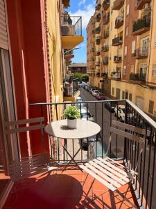 a balcony with a table and chairs on a balcony at Precioso apartamento a 10 min de la playa in Castellón de la Plana