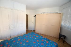 - une chambre avec un lit et une couverture bleue dans l'établissement Résidence Queen's Garden - 2 Pièces pour 4 Personnes 134, à Menton