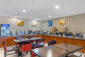 a restaurant with tables and chairs and a counter at Comfort Inn & Suites Rocklin in Rocklin