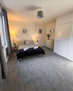 1 dormitorio con 1 cama con manta negra en Jacob's Place - rural location en Lanark