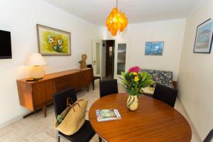 een woonkamer met een houten tafel en een eetkamer bij Résidence Hawai - 2 Pièces pour 4 Personnes 644 in Menton
