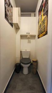 małą łazienkę z toaletą z czarnym fotelem w obiekcie Appartement Paris Sud 53m2 - 2 chambres w mieście Malakoff