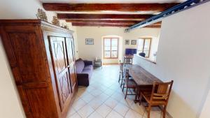 ein Wohnzimmer mit einem Tisch und einem Esszimmer in der Unterkunft Résidence Rue Longue - Pièces 694 in Menton