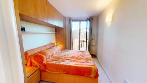 een kleine kamer met een bed en een raam bij Résidence Villa Louise - 2 Pièces pour 4 Personnes 584 in Menton
