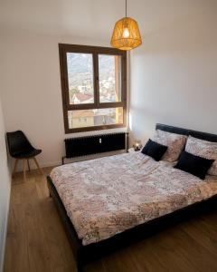 een slaapkamer met een groot bed en een raam bij Appartement vue montagnes in Gap