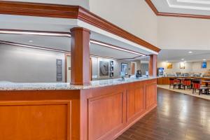 ロックリンにあるComfort Inn & Suites Rocklin - Rosevilleのホテルのバーのあるロビー