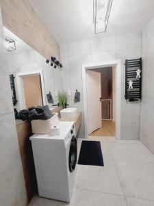 a laundry room with a washing machine and a sink at Komfortowe nowe mieszkanie, duży taras in Krakow