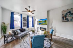 a living room with a couch and a ceiling fan at CONSHOHOCKEN: Quality & Location in Conshohocken