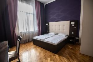 Кровать или кровати в номере Мансарда & Апартаменти в центрі