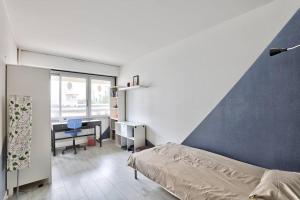 1 dormitorio con cama, escritorio y ventana en Beautiful and bright 3 bed near La Villette, en París