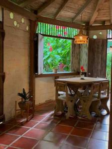 ein Esszimmer mit einem Tisch und einem Fenster in der Unterkunft Casa Komerio in Palomino