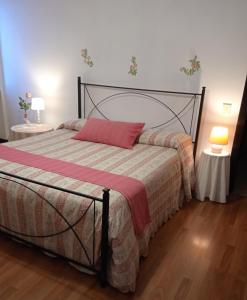 ein Schlafzimmer mit einem Bett mit einem roten Kissen darauf in der Unterkunft LA MAGNOLIA 2.0 in Candelo