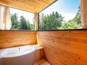 een bad in een kamer met een raam bij FJ Forest - Vacation STAY 37804v in Fujikawaguchiko