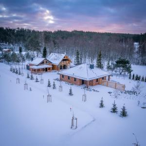una vista aérea de una casa en la nieve en Marina KARO, en Brzeźno Szlacheckie
