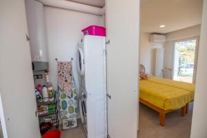 - une cuisine avec un réfrigérateur et une table dans la chambre dans l'établissement Résidence Le Garavan Beach - 3 Pièces pour 5 Personnes 304, à Menton