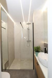 W łazience znajduje się prysznic i umywalka. w obiekcie Słodowiec Residence /medium Żoliborz Bielany/ w Warszawie
