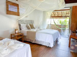a bedroom with two beds and a window at Viking Inn - Canto Afetos - Taipú de Fora - Barra Grande - Península de Maraú in Barra Grande +158 photos