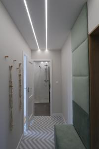 łazienka z przedpokojem z kabiną prysznicową w obiekcie Słodowiec Residence /medium Żoliborz Bielany/ w Warszawie