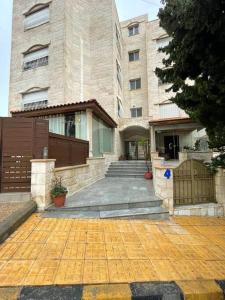 un edificio con cancello e un edificio con scala di Comfortable family apt - 1002 ad Amman