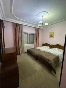 Un pat sau paturi într-o cameră la Comfortable family apt - 1002