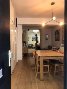 uma sala de jantar e sala de estar com mesa e cadeiras em Loft 50m2 entre la Seine et le Panthéon em Paris