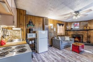 Η κουζίνα ή μικρή κουζίνα στο Sleepin' Inn: Quaint Upper Canyon One Bedroom With a Hot tub!