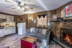 Η κουζίνα ή μικρή κουζίνα στο Sleepin' Inn: Quaint Upper Canyon One Bedroom With a Hot tub!