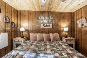 Ένα ή περισσότερα κρεβάτια σε δωμάτιο στο Sleepin' Inn: Quaint Upper Canyon One Bedroom With a Hot tub!