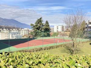 Tenis alebo squash v ubytovaní Résidence Montcalm C - Coup de coeur pour ce joli appartement relooké ! MAE-9004 alebo jeho okolí