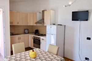 Кухня или мини-кухня в Apartments Danijela
