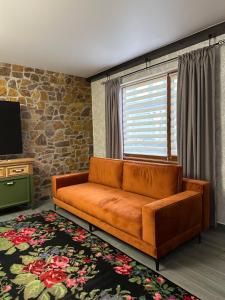 - un salon avec un canapé et une télévision dans l'établissement Sinay Hotel & Restaurant, à Chechel'nyk