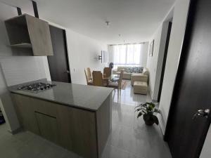 una cucina con piano di lavoro e un soggiorno di Hermoso apartamento con Piscina en Cartago. a Cartago