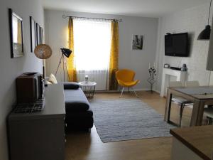 a living room with a couch and a table at Apartament w centrum Starego Miasta 2 in Olsztyn
