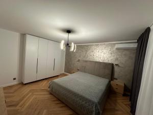 um quarto com uma cama e um tecto em Traian Deluxe em Drobeta-Turnu Severin