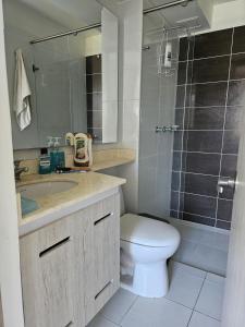 a bathroom with a toilet and a sink and a shower at Apartamento en Ibagué - Varsovia in Ibagué