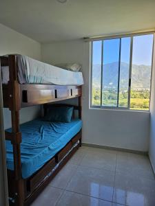 a bunk bed in a room with a window at Apartamento en Ibagué - Varsovia in Ibagué