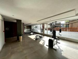 un gimnasio con equipamiento de ejercicio en una habitación en Departamento - Tres Ambientes - Avenida Bunge 1300 - Pinamar, Costa Atlántica - Renata 20 en Pinamar