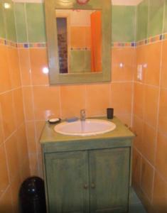 y baño con lavabo y espejo. en L'Ostel Aveyronnais, en Golinhac