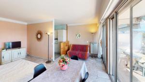ein Wohnzimmer mit einem Tisch und einem Sofa in der Unterkunft Résidence Nereides - Studio pour 2 Personnes 184 in Roquebrune-Cap-Martin