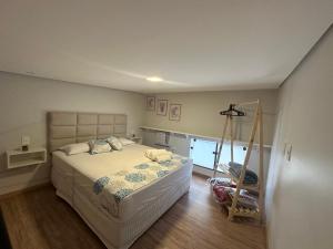 ein Schlafzimmer mit einem Bett und einer Leiter darin in der Unterkunft Apartamento Loft 07 em Cabo Frio in Cabo Frio